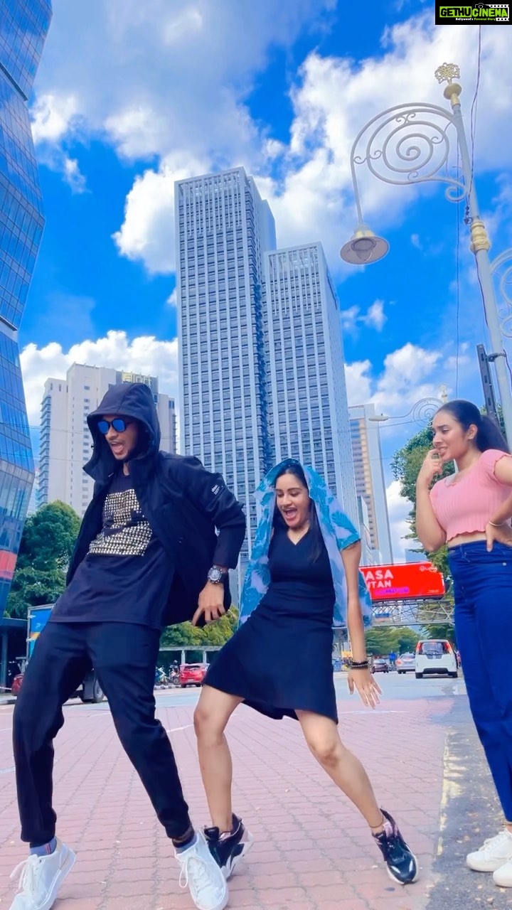 Raveena Daha Instagram - Pathala pathala 🔥🔥 with my darlingssss 😘😘😍 Aiyo janaki voice ma @the_real_sreenithi 😘😘 #raveena #raveenadaha #dance #malaysia #mani #sreenithi Kuala Lumpur, Malaysia