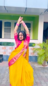 Raveena Daha Instagram - Chak hoon mein 😉 Beautiful saree from @rs_fashionss_ ❣️ #raveena #chakchakk #atrangire #reelitfeelit