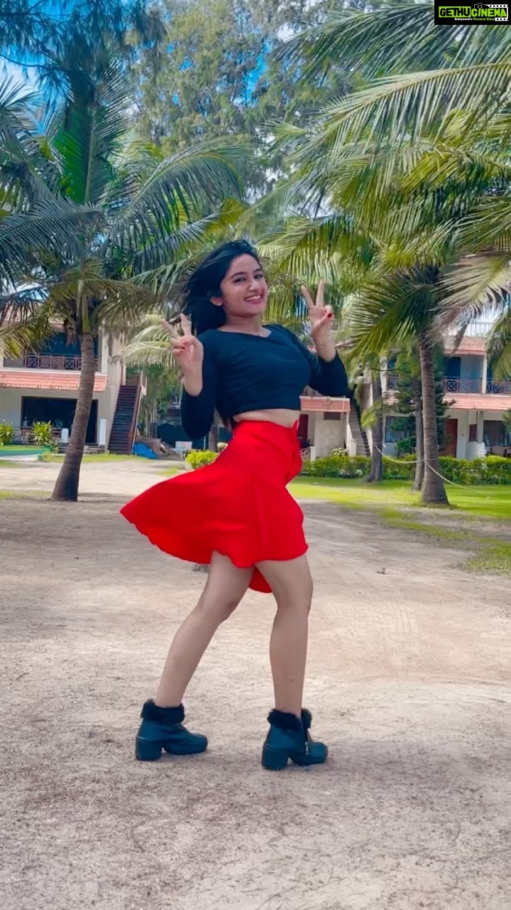 Raveena Daha Instagram - In lav with this trend ❣️😍 croptop from @sai__collections_1 🖤 #raveena #raveenadaha