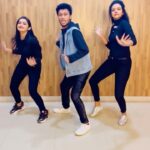 Raveena Daha Instagram - Trend la oru twist ! 😅 with @manichandra_official anna and @archana_kumaar akka 😘