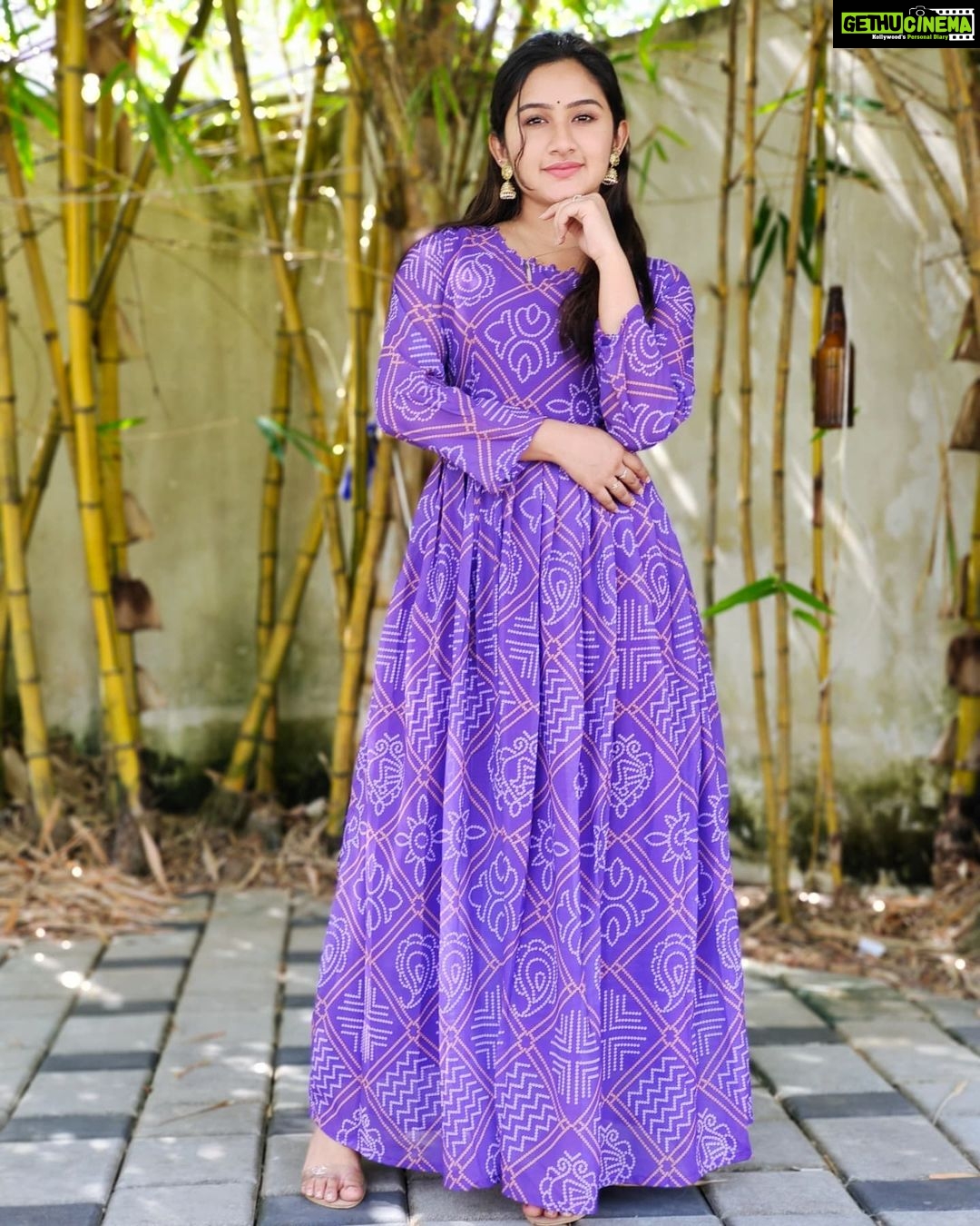 Raveena Daha Instagram - இருட்டினிலே நீ நடக்கையிலே உன் நிழலும் உன்னை விட்டு விலகிவிடும்✨💯 Wearing comfy and cute top from @meenucoll 💜😍 #raveena #raveenadaha