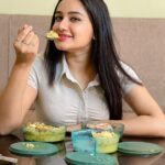Raveena Daha Instagram - Home cooked biryani 😍 in the stunning @vayaindia Tyffyn Flex, 💪my midday meal times could not get any better! The lunch box is insulated and also comes with microwaveable containers giving me the flexibility to reheat food if required! There’s nothing like eating warm home-cooked meal after hectic work, and this lunchbox makes me look forward to my lunch breaks more! #vayaindia #vayatyffynflex #microwaveable #lunchbox