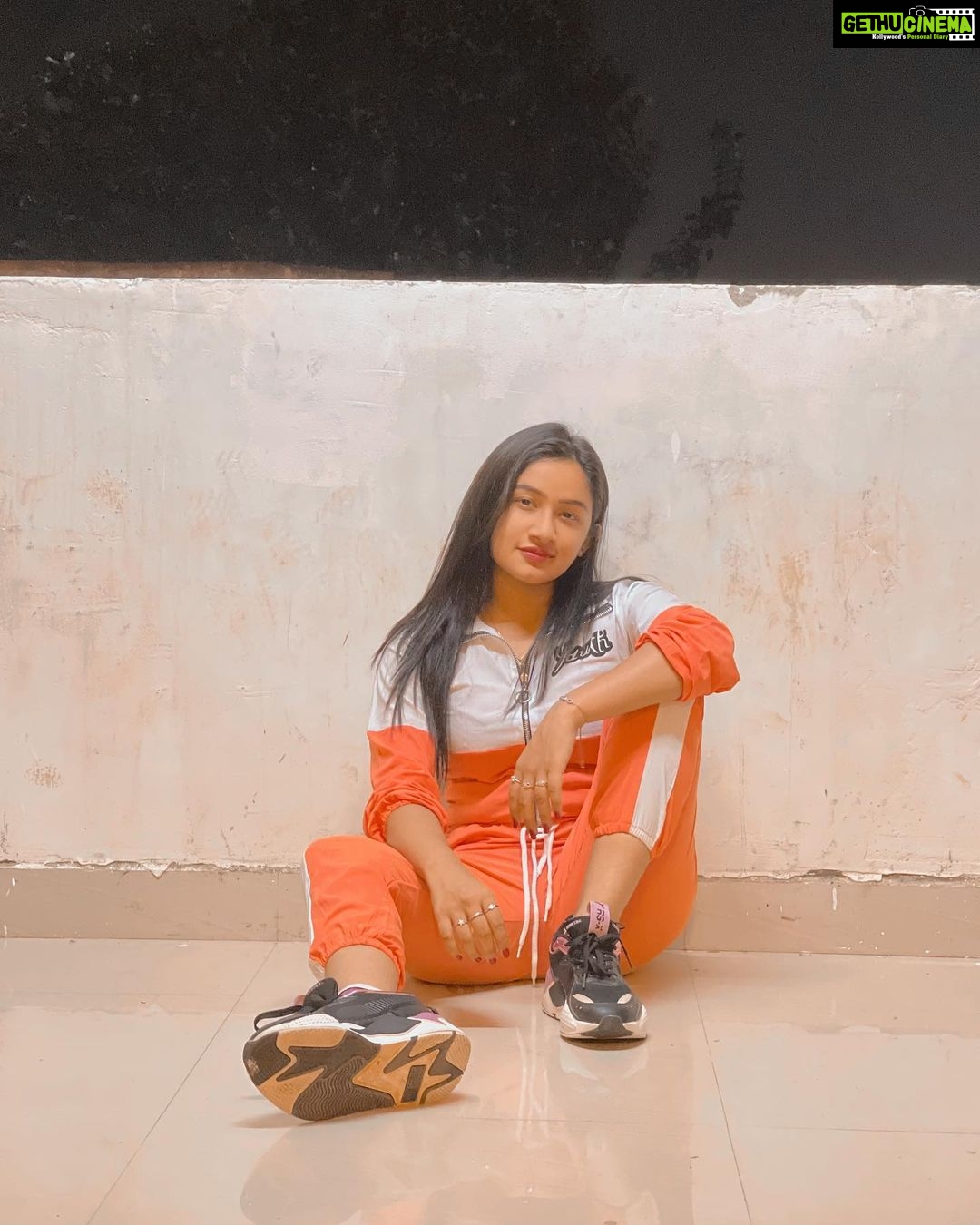 Raveena Daha Instagram - Babe , whoever tries to bring you down is already below you ! 💯💪👀 Amazing track suit from : @sathyacollection1112 😍 #raveena #raveenadaha
