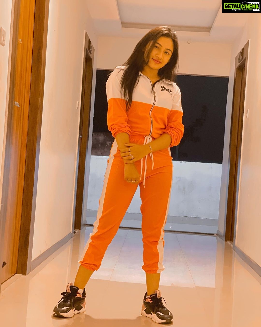 Raveena Daha Instagram - Babe , whoever tries to bring you down is already below you ! 💯💪👀 Amazing track suit from : @sathyacollection1112 😍 #raveena #raveenadaha