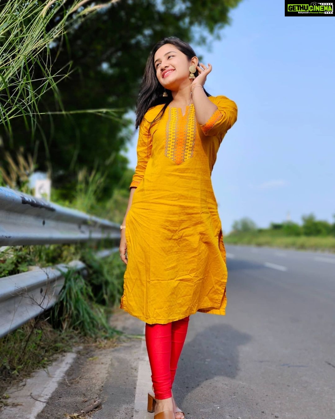 Raveena Daha Instagram - அன்பே என் அன்பே உன் விழி பார்க்க எத்தனை நாளாய் தவித்தேன் 💙🤗 Comfy Kurtis from :@bhuwi_collectionss 😍 #raveena #raveenadaha