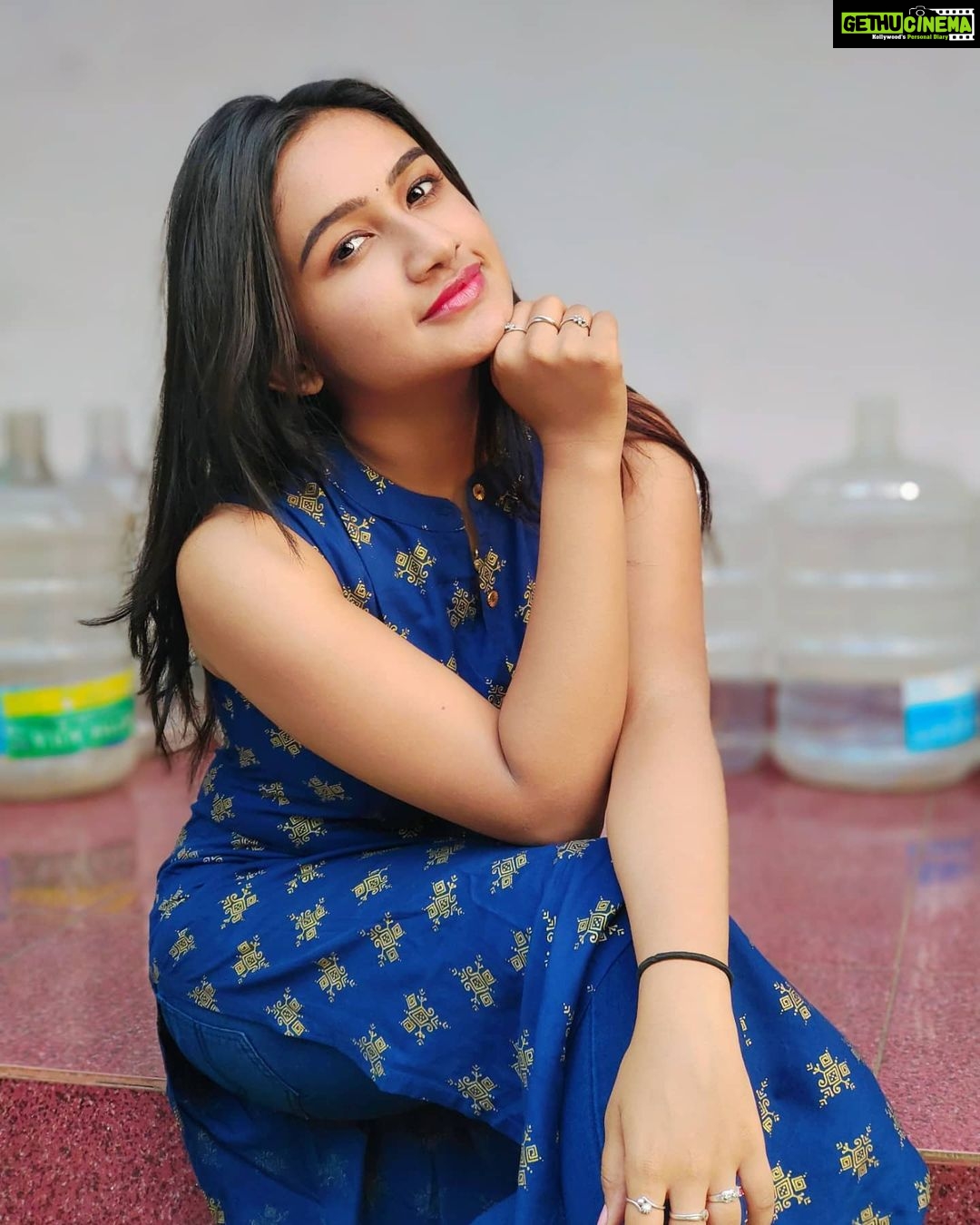 Raveena Daha Instagram - அன்பே என் அன்பே உன் விழி பார்க்க எத்தனை நாளாய் தவித்தேன் 💙🤗 Comfy Kurtis from :@bhuwi_collectionss 😍 #raveena #raveenadaha