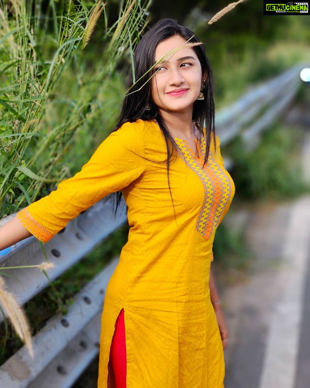 Raveena Daha Instagram - அன்பே என் அன்பே உன் விழி பார்க்க எத்தனை நாளாய் தவித்தேன் 💙🤗 Comfy Kurtis from :@bhuwi_collectionss 😍 #raveena #raveenadaha