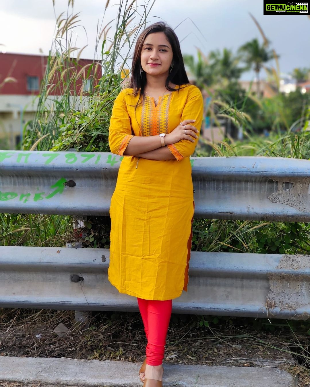 Raveena Daha Instagram - அன்பே என் அன்பே உன் விழி பார்க்க எத்தனை நாளாய் தவித்தேன் 💙🤗 Comfy Kurtis from :@bhuwi_collectionss 😍 #raveena #raveenadaha