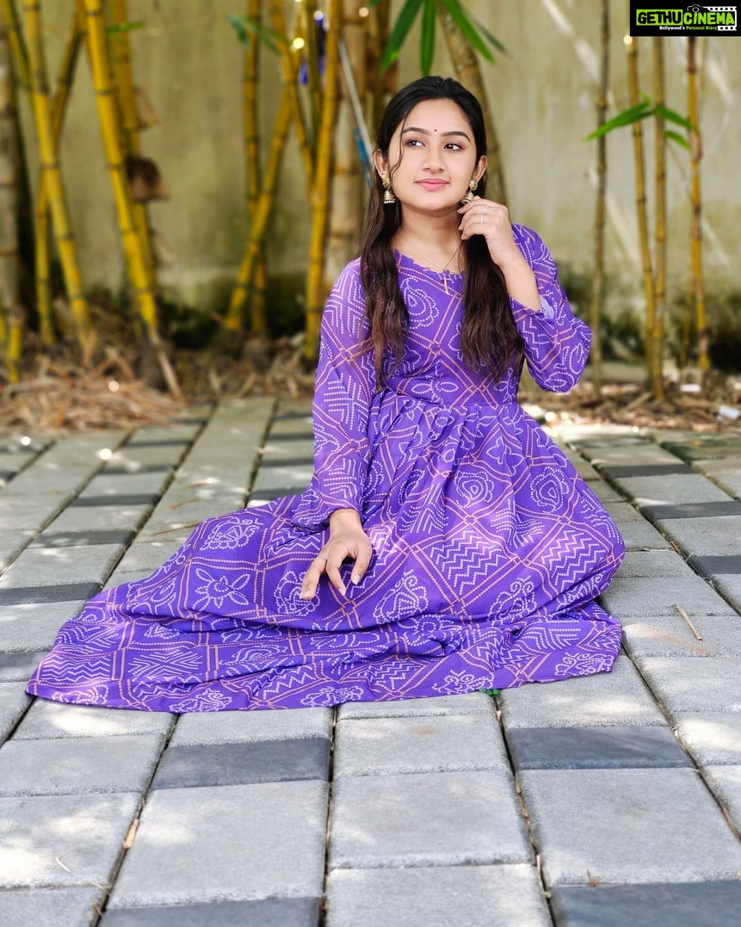 Raveena Daha Instagram - இருட்டினிலே நீ நடக்கையிலே உன் நிழலும் உன்னை விட்டு விலகிவிடும்✨💯 Wearing comfy and cute top from @meenucoll 💜😍 #raveena #raveenadaha