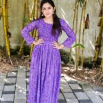 Raveena Daha Instagram - இருட்டினிலே நீ நடக்கையிலே உன் நிழலும் உன்னை விட்டு விலகிவிடும்✨💯 Wearing comfy and cute top from @meenucoll 💜😍 #raveena #raveenadaha
