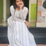 Raveena Daha Instagram - காதலுக்கு விலையில்லை எதை கொடுத்து நான் வாங்க? உள்ளங்கையில் அள்ளித்தர என்னை விட ஏதுமில்லை🤍🤍🤍🤍🤍 This beautiful elegant white kurti from @rr_collections16 😍 #raveena #raveenadaha