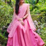 Raveena Daha Instagram - கண் பேசும் வார்த்தைகள் புரிவதில்லை 🙈❤️ Beautiful pink lehenga from : @label_apsara 😍😘 #raveena #raveenadaha