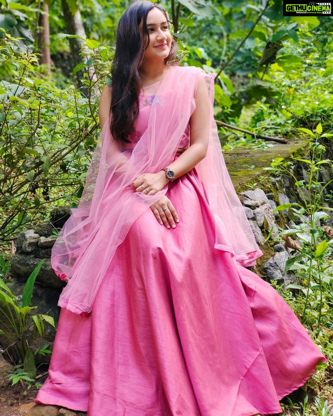 Raveena Daha Instagram - கண் பேசும் வார்த்தைகள் புரிவதில்லை 🙈❤️ Beautiful pink lehenga from : @label_apsara 😍😘 #raveena #raveenadaha