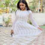 Raveena Daha Instagram - காதலுக்கு விலையில்லை எதை கொடுத்து நான் வாங்க? உள்ளங்கையில் அள்ளித்தர என்னை விட ஏதுமில்லை🤍🤍🤍🤍🤍 This beautiful elegant white kurti from @rr_collections16 😍 #raveena #raveenadaha