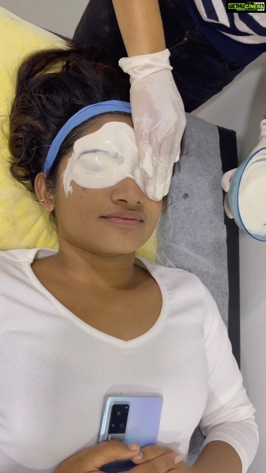 Raveena Daha Instagram - DETAN FACIAL Detan facial - It not only removes tan but also rejuvenates, lightens, and gives you an even skin tone with a long lasting glow. Exclusively available at @eloraacliniq at an affordable pricing 👉Instant result in 1 session 👉No bleaching 👉Customized according to every skin type 👉enriched with Vitamin C for clear skin 👉Improves complexion and elasticity @dr_chandhini @eloraacliniq For appoitments contact: @deepaaravindhan ☎9789989898