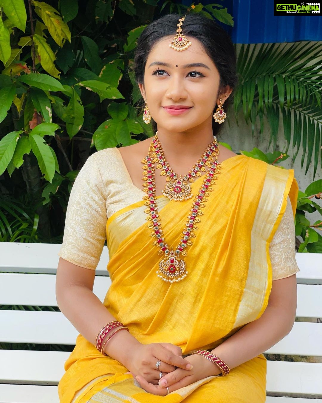 Raveena Daha Instagram - முகமூடி அணிகின்ற உலகிது உன் முகம் என்று ஒன்றிங்கு என்னது ? . Saree from: @shri_sai_collections_ 🥻 Jewel from: @adc_fashions 🤩 #raveena #raveenadaha