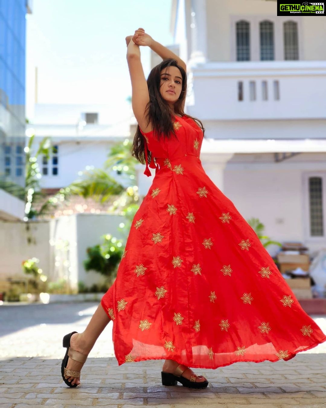 Raveena Daha Instagram - ❤️🌹👠 Beautiful Outfit from: @esha_fashionhub ❤️ . #raveena #raveenadaha