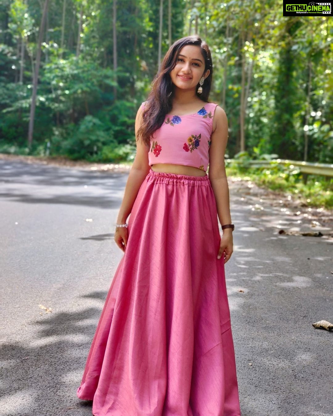 Raveena Daha Instagram - கண் பேசும் வார்த்தைகள் புரிவதில்லை 🙈❤️ Beautiful pink lehenga from : @label_apsara 😍😘 #raveena #raveenadaha