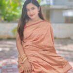 Raveena Daha Instagram - என்ன நான் சொல்வதோ என்னிடம் வார்த்தை இல்லை 😉❤️ Beautiful saree from: @sm_online_fashions 😍 #raveena #raveenadaha