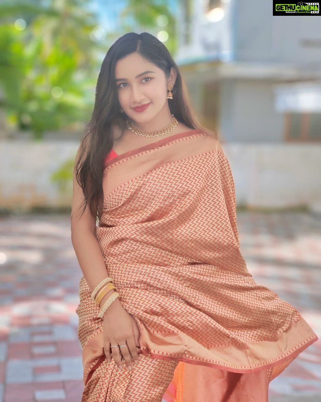Raveena Daha Instagram - என்ன நான் சொல்வதோ என்னிடம் வார்த்தை இல்லை 😉❤️ Beautiful saree from: @sm_online_fashions 😍 #raveena #raveenadaha
