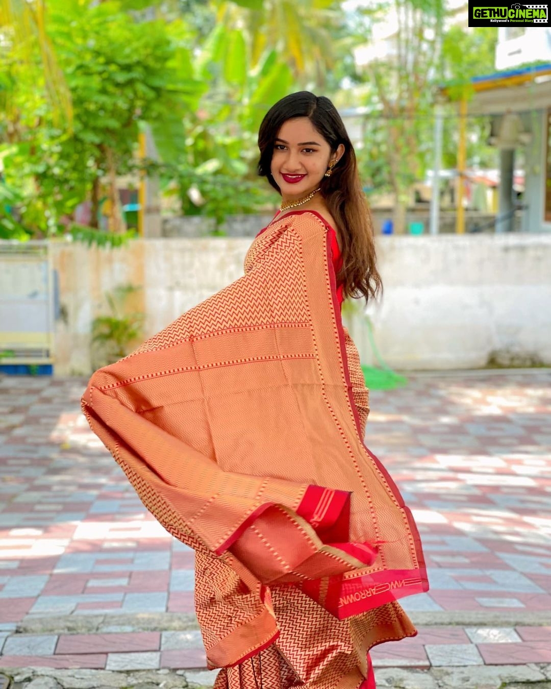 Raveena Daha Instagram - என்ன நான் சொல்வதோ என்னிடம் வார்த்தை இல்லை 😉❤️ Beautiful saree from: @sm_online_fashions 😍 #raveena #raveenadaha