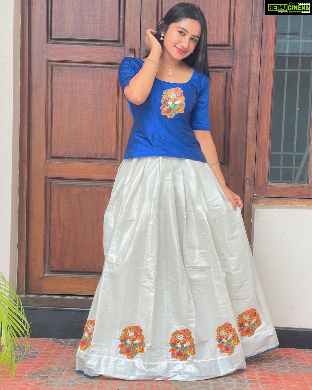 Raveena Daha Instagram - Ende state uh keralam ano, ende CM vijayan ano , enaku nee venum 🙈💙 . Beautiful paavada sattai set from :@kerala_bygone_fashion 💙 #raveena #raveenadaha
