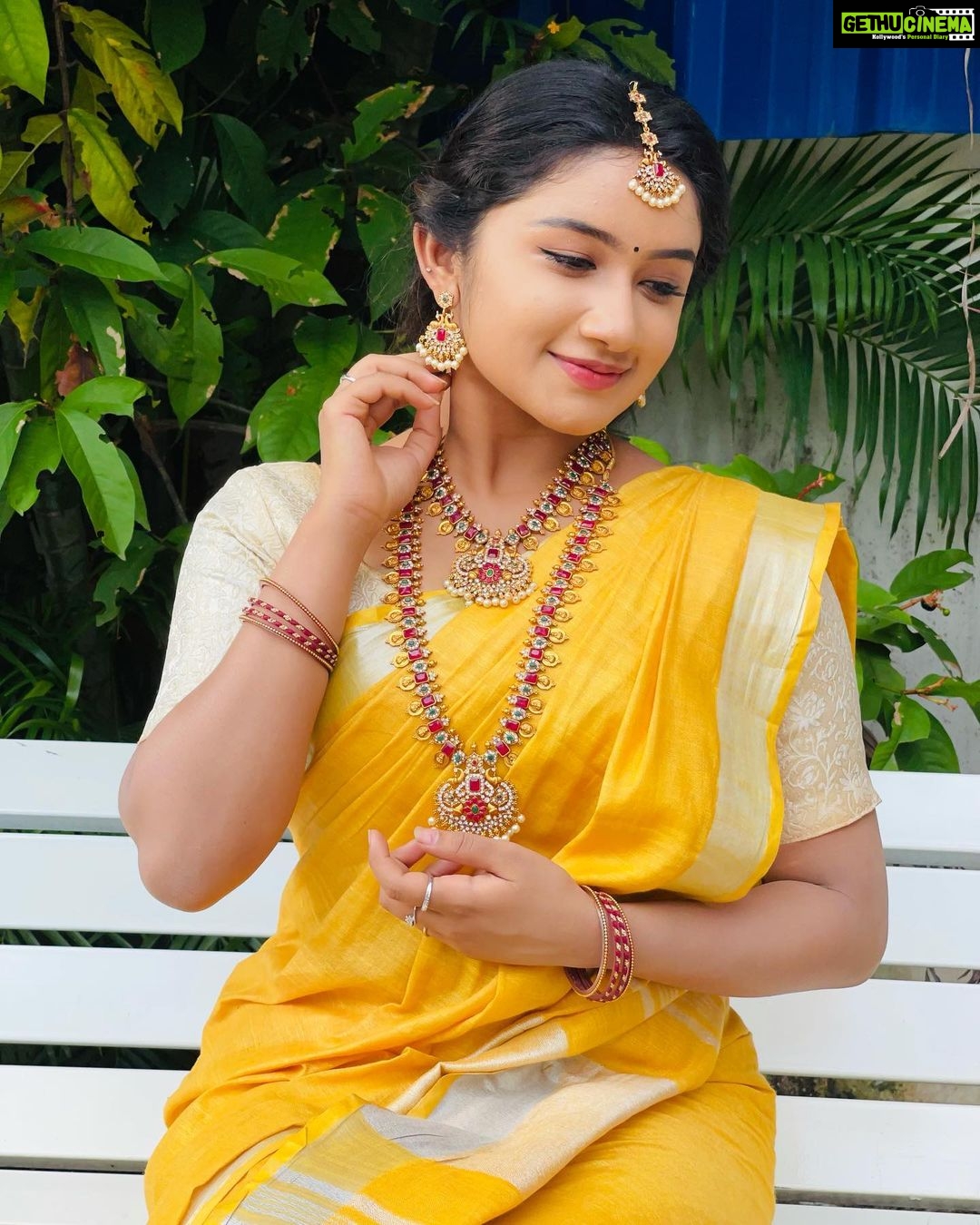 Raveena Daha Instagram - முகமூடி அணிகின்ற உலகிது உன் முகம் என்று ஒன்றிங்கு என்னது ? . Saree from: @shri_sai_collections_ 🥻 Jewel from: @adc_fashions 🤩 #raveena #raveenadaha