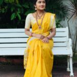 Raveena Daha Instagram – முகமூடி அணிகின்ற
உலகிது உன் முகம் என்று
ஒன்றிங்கு என்னது ? 
.
Saree from: @shri_sai_collections_ 🥻
Jewel from: @adc_fashions 🤩
#raveena #raveenadaha