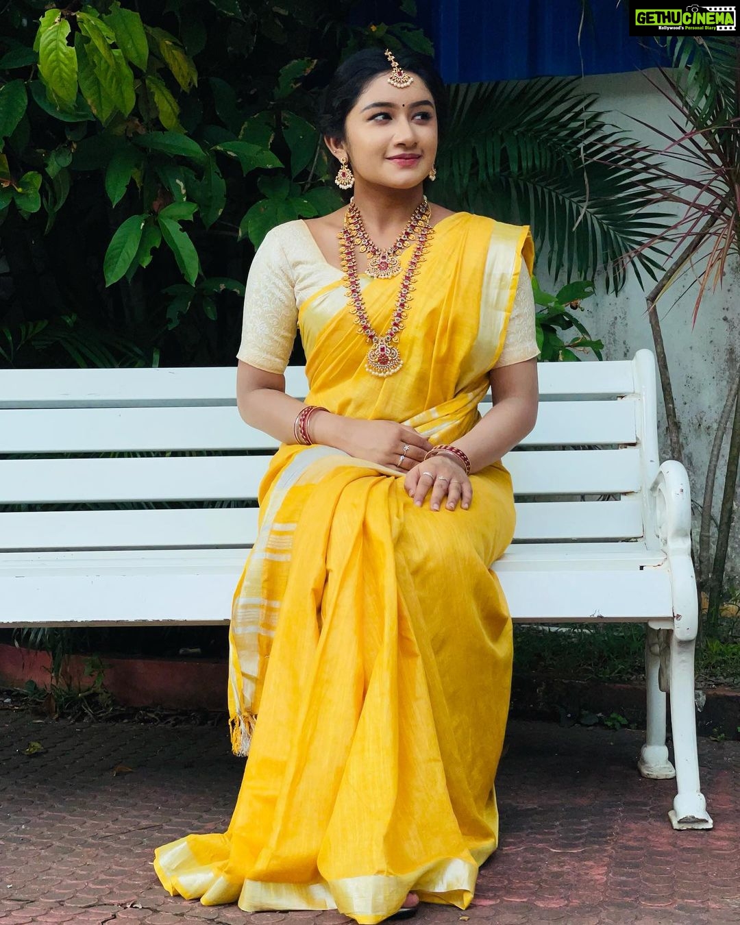 Raveena Daha Instagram - முகமூடி அணிகின்ற உலகிது உன் முகம் என்று ஒன்றிங்கு என்னது ? . Saree from: @shri_sai_collections_ 🥻 Jewel from: @adc_fashions 🤩 #raveena #raveenadaha