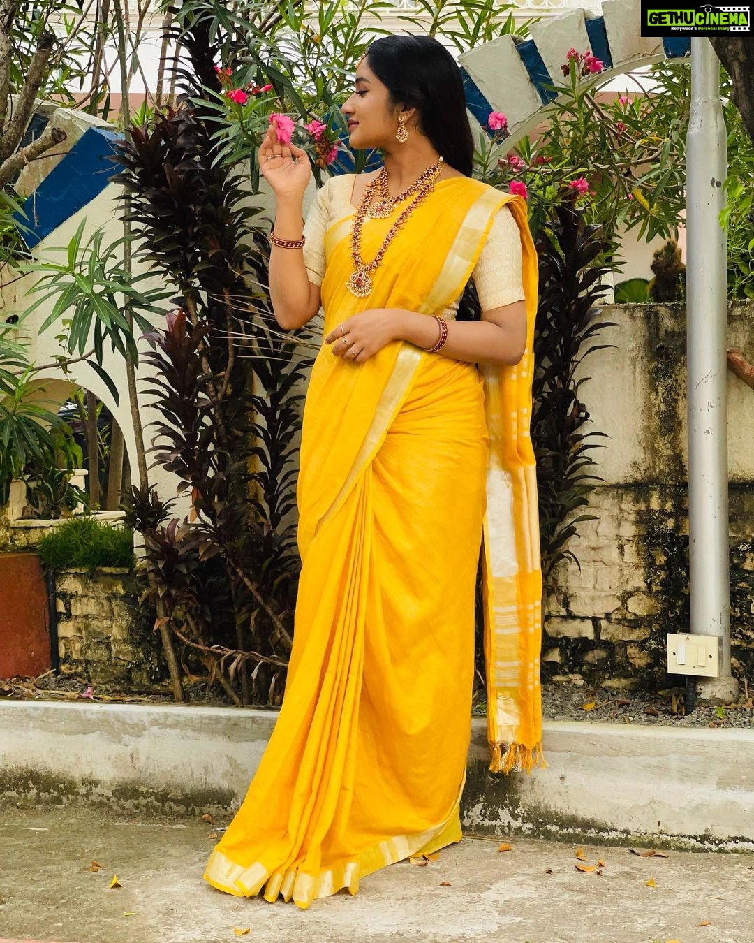 Raveena Daha Instagram - முகமூடி அணிகின்ற உலகிது உன் முகம் என்று ஒன்றிங்கு என்னது ? . Saree from: @shri_sai_collections_ 🥻 Jewel from: @adc_fashions 🤩 #raveena #raveenadaha