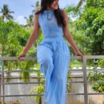 Raveena Daha Instagram - பாதி மட்டுமே சொல்வதும், மீதி நெஞ்சிலே என்பதும், புரியுதே புரியுதே காரணம்☺️💙. Jumpsuit from : @_.black_.lady 🤩 . #raveena #raveenadaha