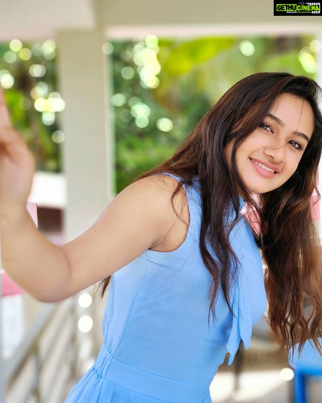 Raveena Daha Instagram - பாதி மட்டுமே சொல்வதும், மீதி நெஞ்சிலே என்பதும், புரியுதே புரியுதே காரணம்☺️💙. Jumpsuit from : @_.black_.lady 🤩 . #raveena #raveenadaha