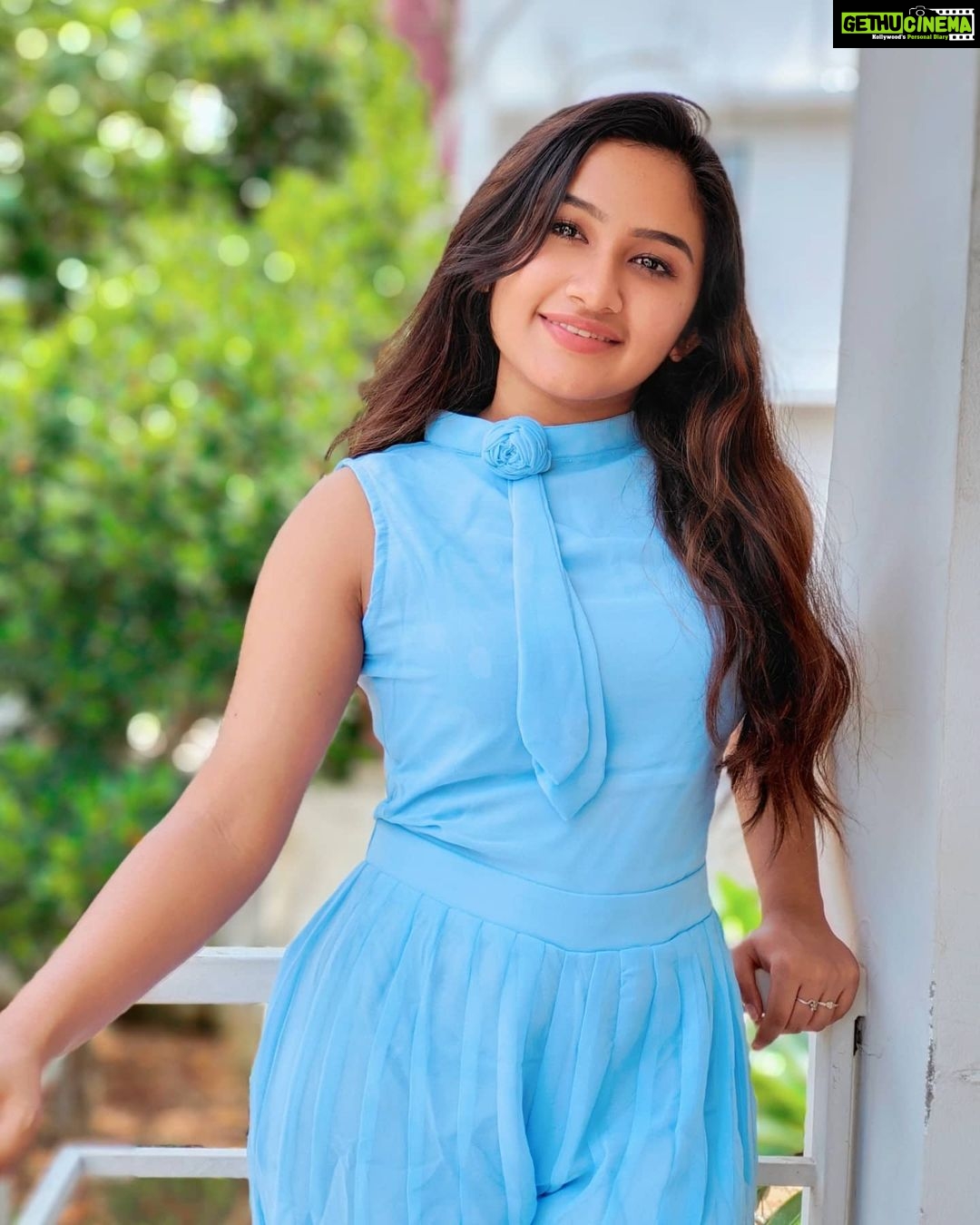 Raveena Daha Instagram - பாதி மட்டுமே சொல்வதும், மீதி நெஞ்சிலே என்பதும், புரியுதே புரியுதே காரணம்☺️💙. Jumpsuit from : @_.black_.lady 🤩 . #raveena #raveenadaha