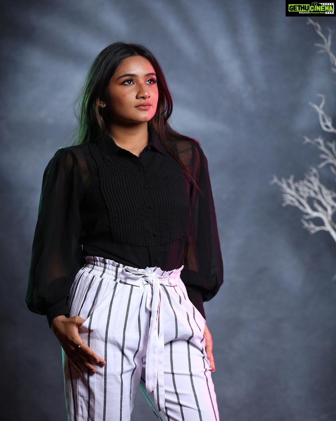 Raveena Daha Instagram - Birthday series 🖤 3rd outfit 🤍🖤 . H&M : @nikvika_bridal_makeover 💋 Pc: @studiodk__ ❤️ . #18 #birthday #raveena #raveenadaha