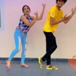 Raveena Daha Instagram - Aiya eppavume semma bodhai la dhaan irupaaru 😂 @i_m_pablo_emilio 🥰 #semmabodha #hookstep #sandymaster #cynthia @iamsandy_off @thinkmusicofficial
