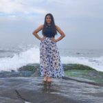 Raveena Daha Instagram - கடல் நீலம் மங்கும் நேரம்💙அலை வந்து தீண்டும் தூரம்🌊 மனம் சென்று மூழ்காதோ ஈரத்திலே 💙🌺 . Cute Tokyo frock from: @online_shopping_ware 💖 . #raveena #raveenadaha