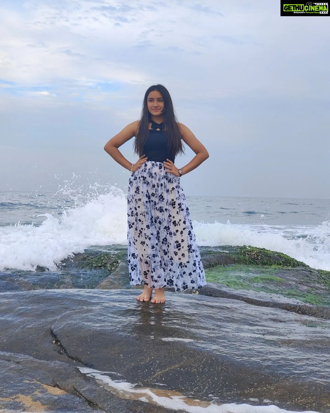 Raveena Daha Instagram - கடல் நீலம் மங்கும் நேரம்💙அலை வந்து தீண்டும் தூரம்🌊 மனம் சென்று மூழ்காதோ ஈரத்திலே 💙🌺 . Cute Tokyo frock from: @online_shopping_ware 💖 . #raveena #raveenadaha