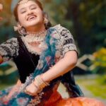Raveena Daha Instagram - காதல் மன்னனா? நீயும் கண்ணனா? 💙🌈😘 H&M- @sheela_makeoverartistry @swathi_promakeup_artist . 💎- @sujikeats . Vc-@imative_studios . 🥻-@lithas_rentals