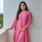 Raveena Daha Instagram - தூரத்தில் தோன்றிடும் மேகத்தை போலவே நான் உன்னை பார்க்கிறேன் அன்பே🥺💙 . Wearing this beautiful outfit from: @shine_make_shopping 💞 . #raveena #raveenadaha