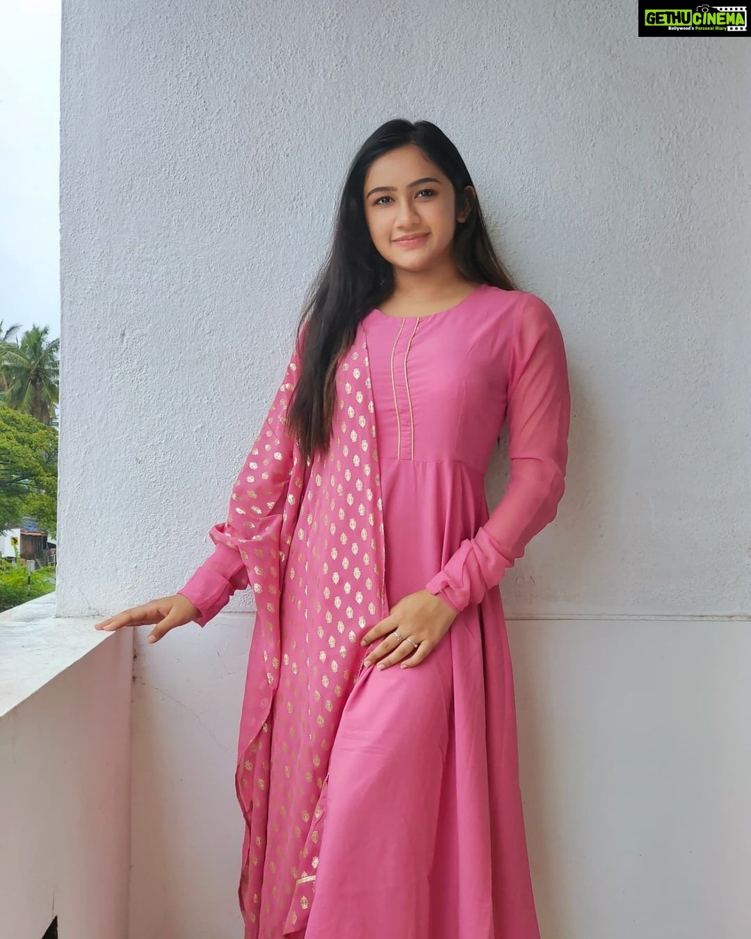 Raveena Daha Instagram - தூரத்தில் தோன்றிடும் மேகத்தை போலவே நான் உன்னை பார்க்கிறேன் அன்பே🥺💙 . Wearing this beautiful outfit from: @shine_make_shopping 💞 . #raveena #raveenadaha