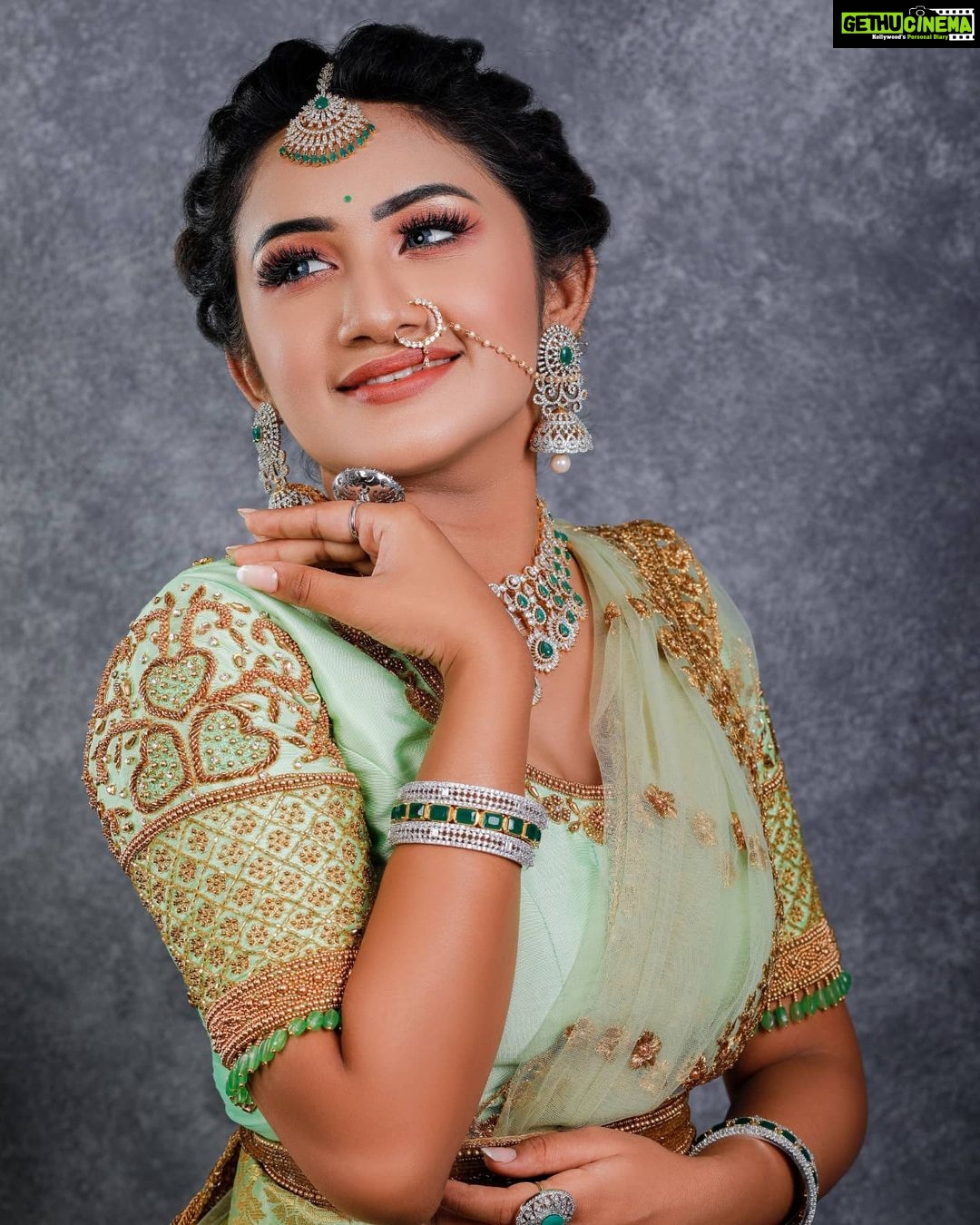 Raveena Daha Instagram - உடலுக்குள் எங்கே உயிர் உள்ளது என்பதும்' உயிருக்குள் காதல் எங்கு உள்ளது என்பதும் நினைத்தால் நினைத்தால் அதிசயமே🙈💙💙 ... . 💃- @usabridalstudio 💄-@alana_makeupstudio . 💍- @swarnaprabu . 📸- @shot_by_unique_one @mm_studios_candy_photography . #raveena #raveenadaha