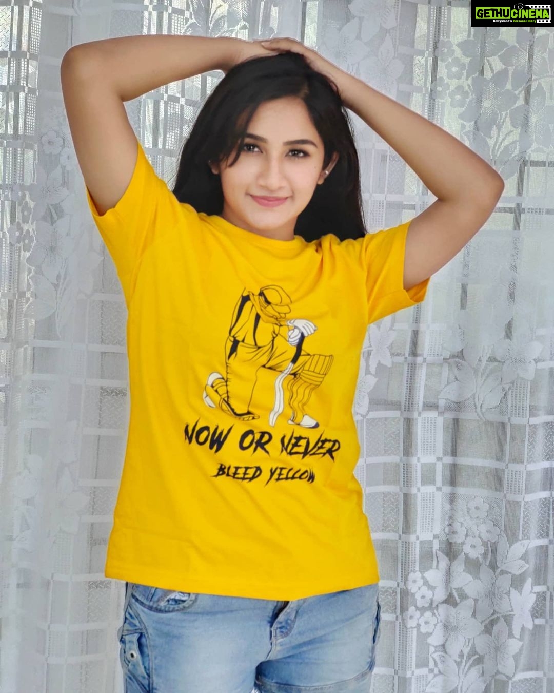 Raveena Daha Instagram - Bleed yellow 💛😍 . Are you guys ready for today ? 🔥😍💛 . T-shirt from: @thetrippyclothing 🔥 Customise yours from @thetrippyclothing