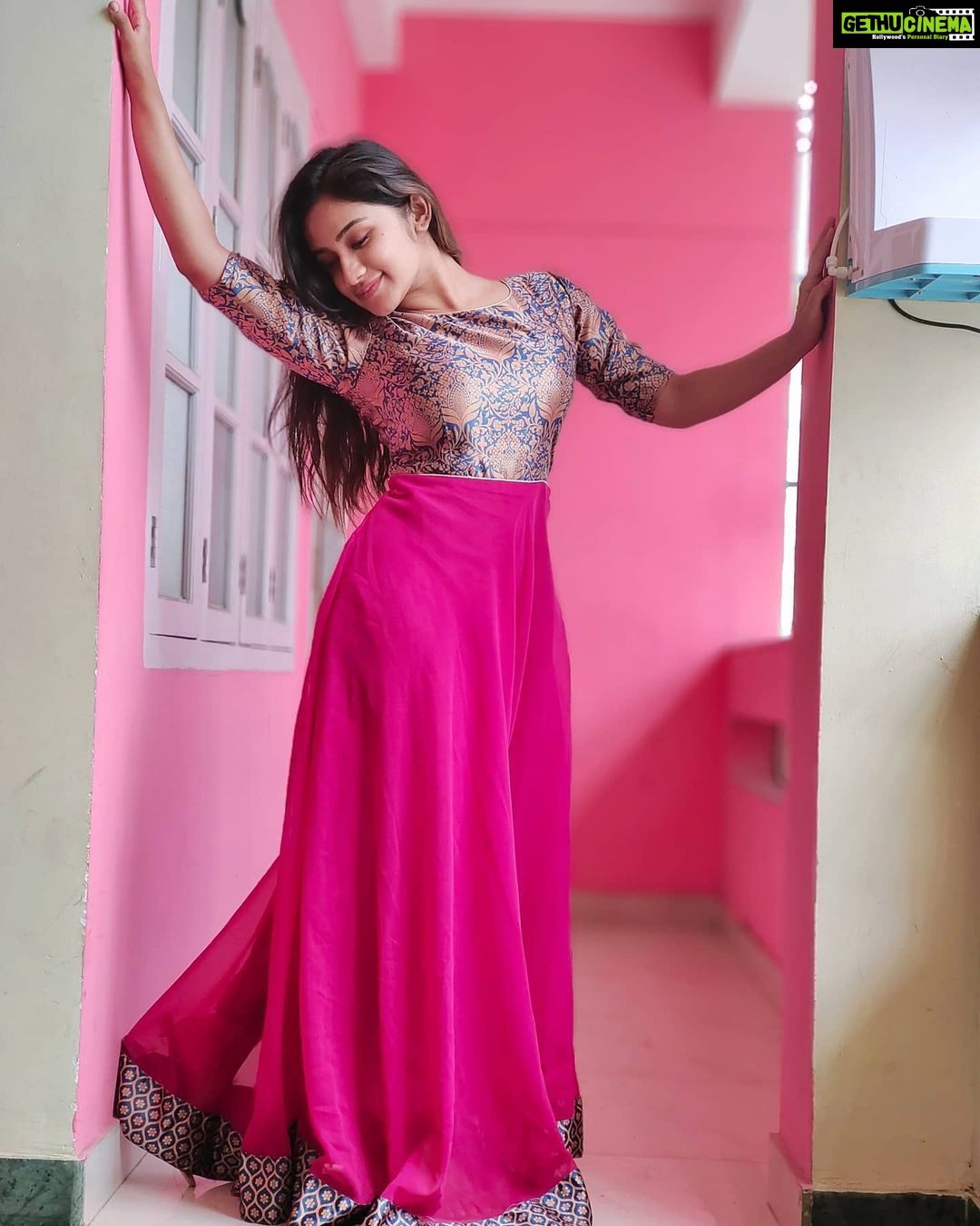 Raveena Daha Instagram - Love me love me say that you love me 😌🥰 . cute Long frock from: @karthika_fashion_store 😍💞. #raveena #raveenadaha