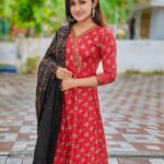Raveena Daha Instagram – உனது ஞாபகம் மறையவில்லை😅 அதை மறைக்க என்னிடம் திறமை இல்லை🙈💙
.
Lovely Kurti and dupatta set from: @essentials_cart_ 😍❤️
#raveena #raveenadaha