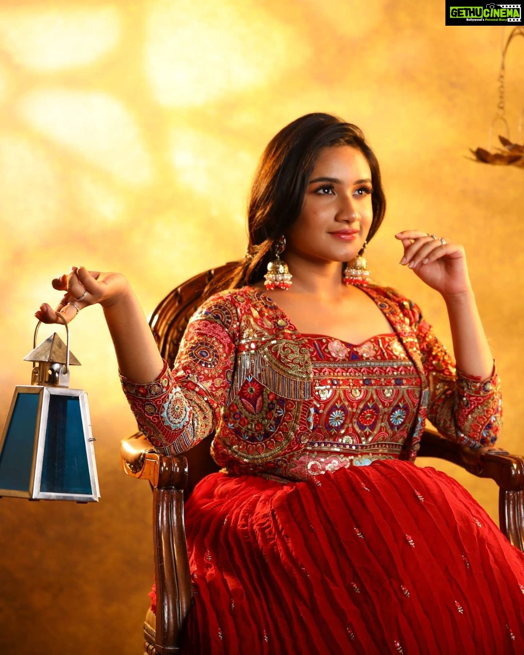 Raveena Daha Instagram - Birthday series β€οΈ . Makeup and hair : @nikvika_bridal_makeover π . Photography: @studiodk__ π₯π . Birthday party decorations π₯³: @alana_makeupstudio πΊπ . #birthday #happy18