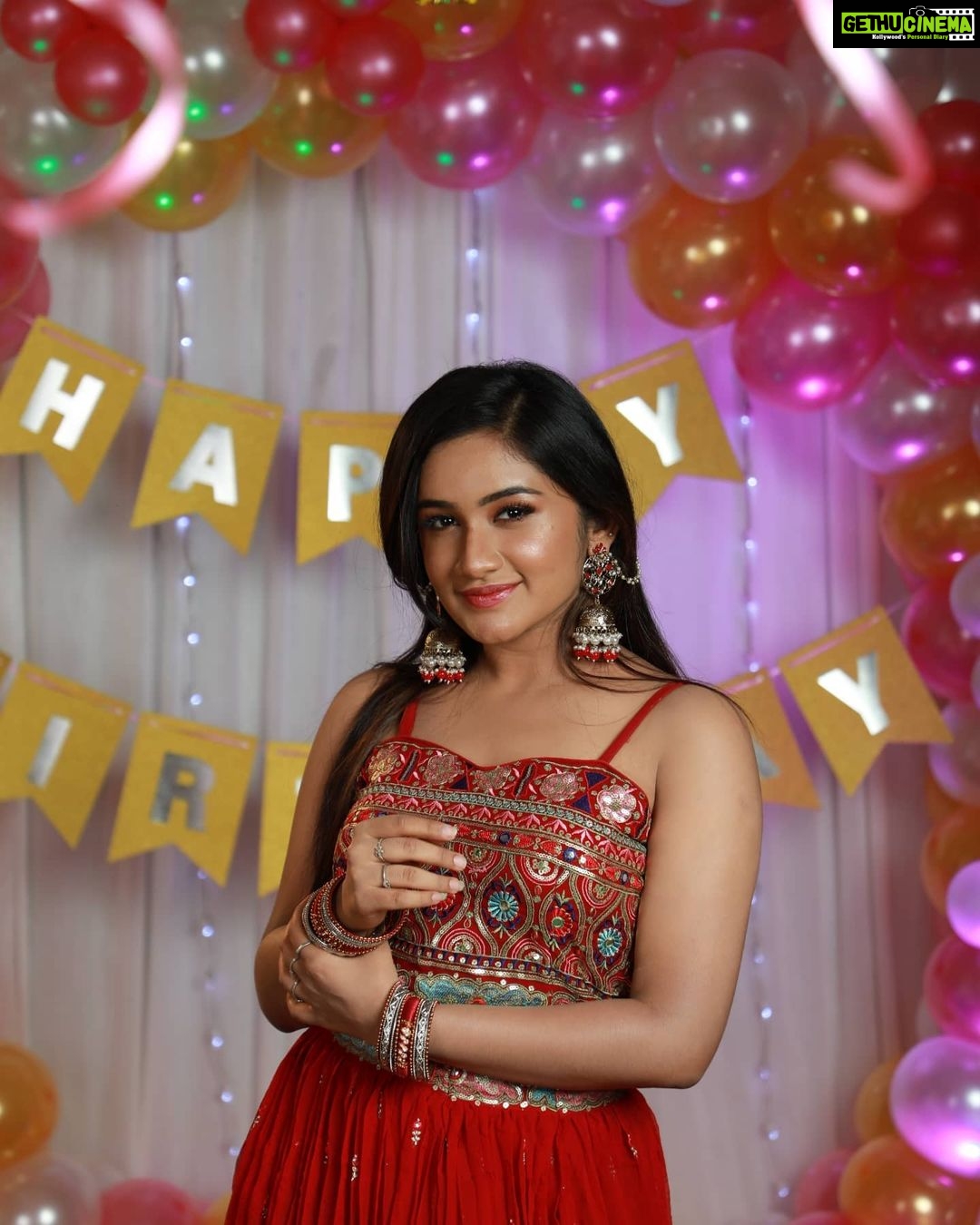 Raveena Daha Instagram - Birthday series β€οΈ . Makeup and hair : @nikvika_bridal_makeover π . Photography: @studiodk__ π₯π . Birthday party decorations π₯³: @alana_makeupstudio πΊπ . #birthday #happy18