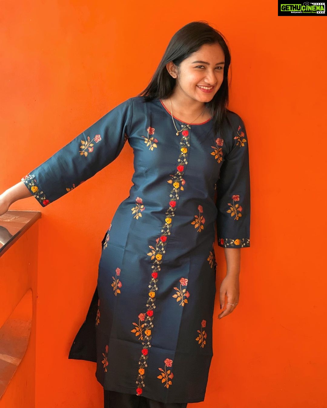 Raveena Daha Instagram - உனக்கே உயிரானேன் எந்நாளும் எனை நீ மறவாதே🦋🫶✨ Beautiful and comfy kurti set from @gv_trend_boutique 😍 #raveena #raveenadaha