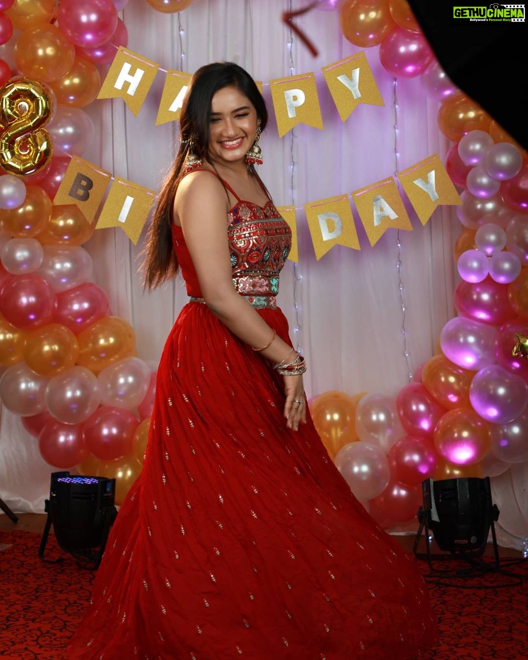 Raveena Daha Instagram - Birthday series β€οΈ . Makeup and hair : @nikvika_bridal_makeover π . Photography: @studiodk__ π₯π . Birthday party decorations π₯³: @alana_makeupstudio πΊπ . #birthday #happy18