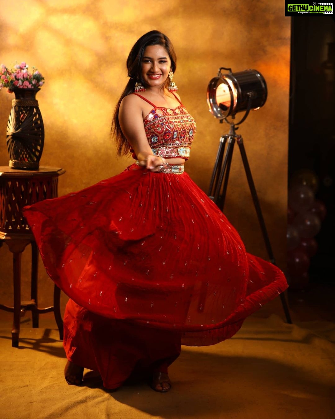 Raveena Daha Instagram - Birthday series β€οΈ . Makeup and hair : @nikvika_bridal_makeover π . Photography: @studiodk__ π₯π . Birthday party decorations π₯³: @alana_makeupstudio πΊπ . #birthday #happy18