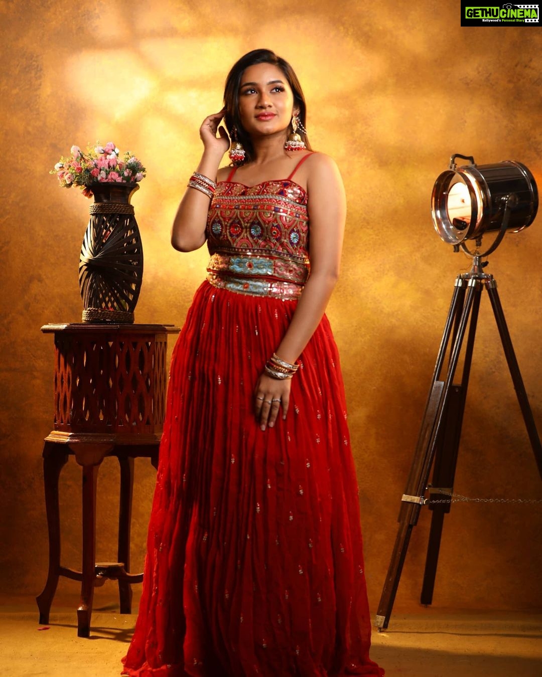Raveena Daha Instagram - Birthday series β€οΈ . Makeup and hair : @nikvika_bridal_makeover π . Photography: @studiodk__ π₯π . Birthday party decorations π₯³: @alana_makeupstudio πΊπ . #birthday #happy18